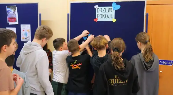 Drzewo Pokoju: Pełny tekst, autorka, symbolika. Dlaczego wzrusza?
